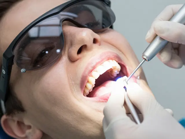 Co funguje na bělení zubů? Pravda o domácích a profesionálních metodách