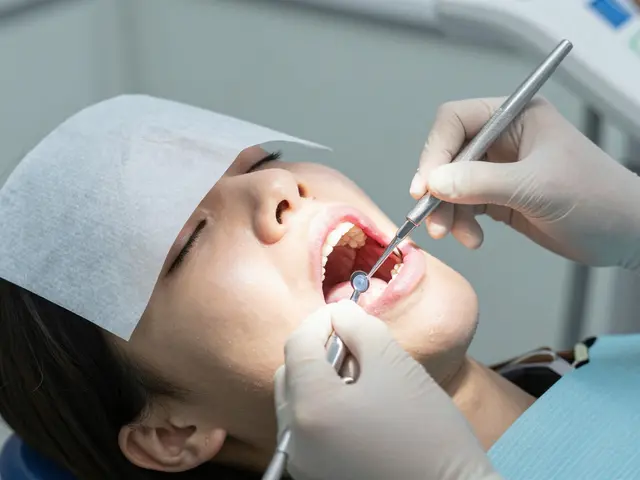 Jak se léčí parodontitida? Průvodce kyretáží zubů a dalšími účinnými postupy