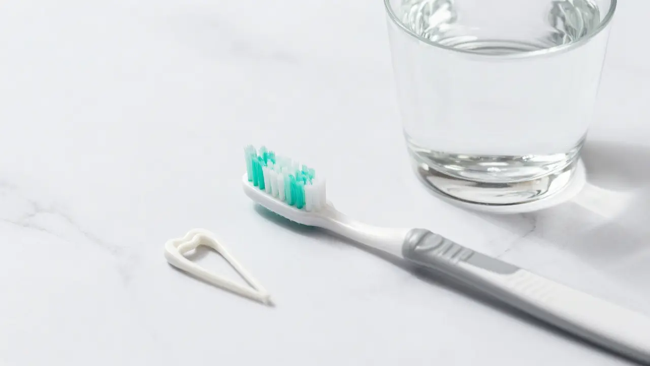 Měkký zubní kartáček a mezizubní kartáček jako součást preventivní péče.