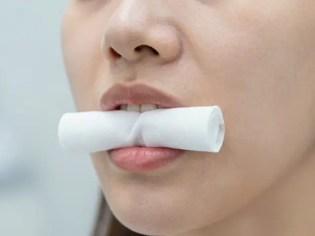 Jak dlouho nechat tampón po vytržení zubu: Pravidla pro rychlé hojení