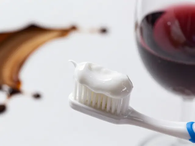 Jak udělat zuby bělejší? Nejlepší metody a pravda o bělících pastách