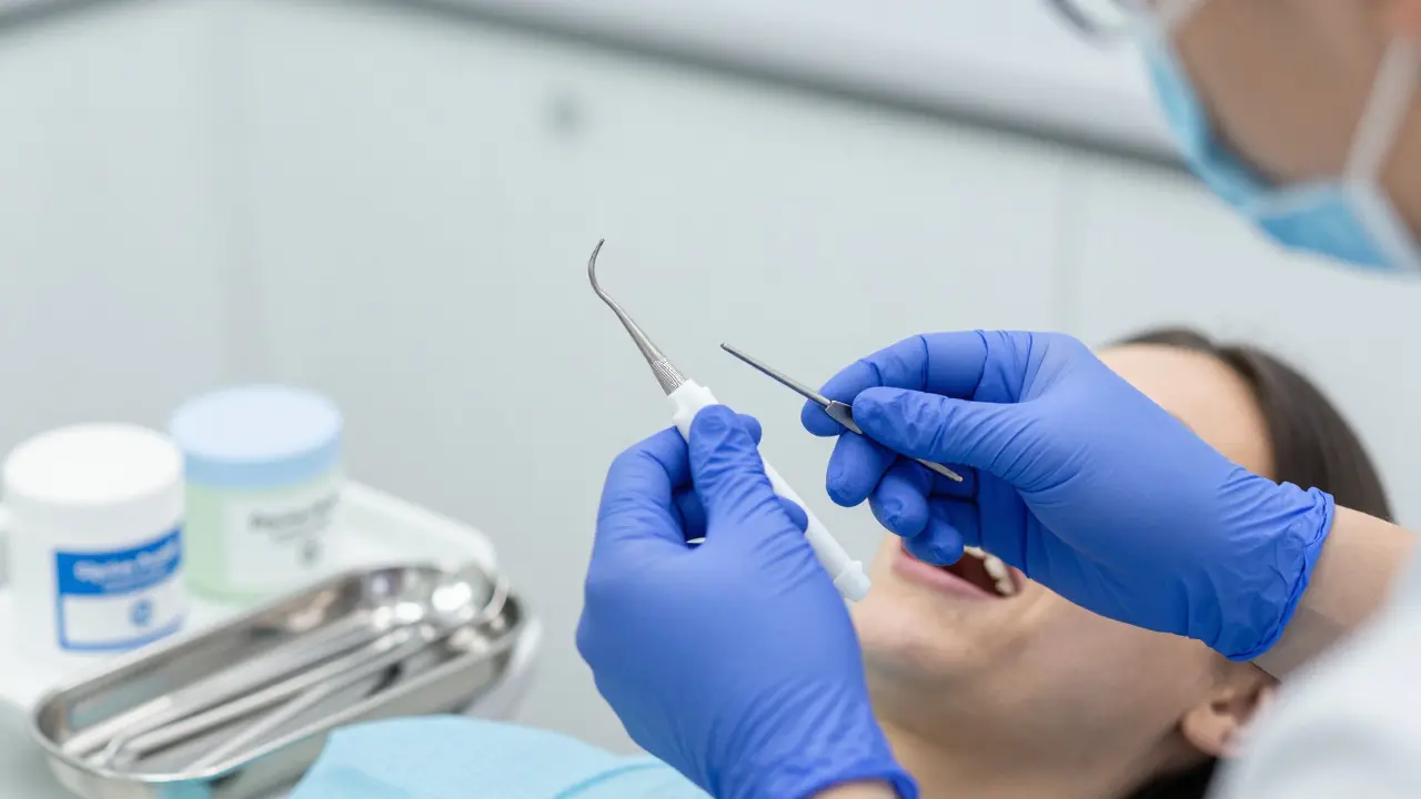 Profesionální čištění implantátů plastovými nástroji v ordinaci