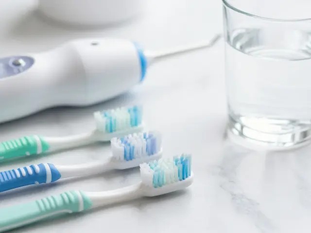Jak čistit zuby s implantáty? Kompletní průvodce péčí a čištěním